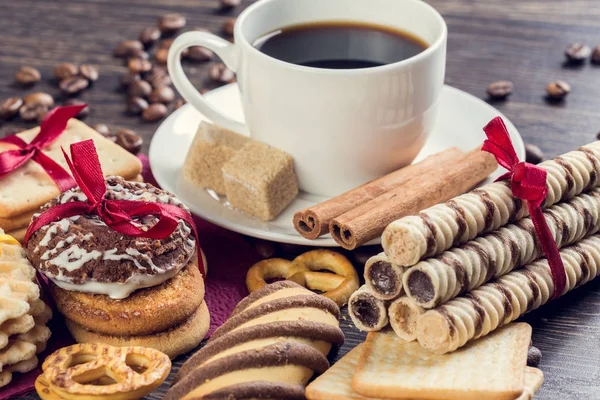 Biscoitos e café na mesa — Fotografia de Stock