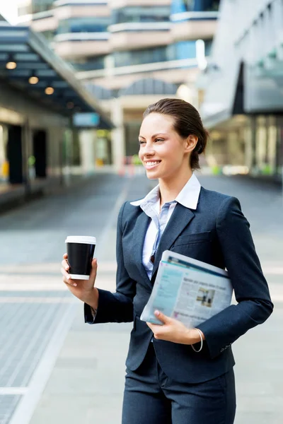 Portrait of business woman walking and smiling outdoor — Stock Photo, Image