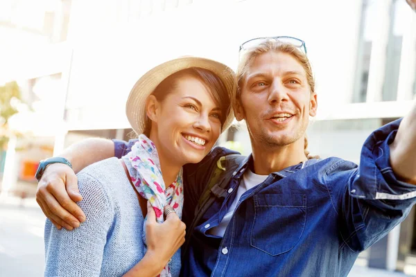 Sorrindo casal com a câmera — Fotografia de Stock
