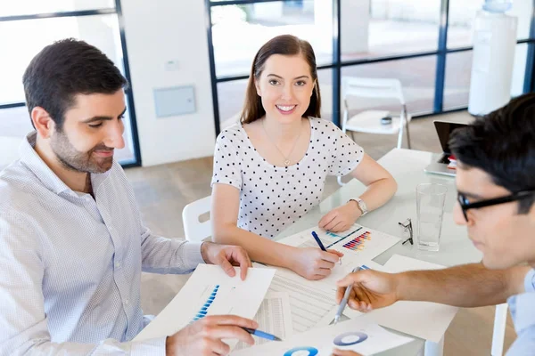 Groep van gelukkige jonge zakenmensen in een vergadering — Stockfoto