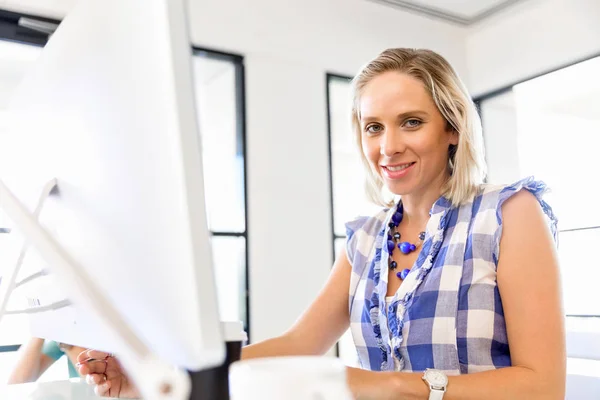 Portrait de femme d'affaires travaillant à l'ordinateur au bureau — Photo