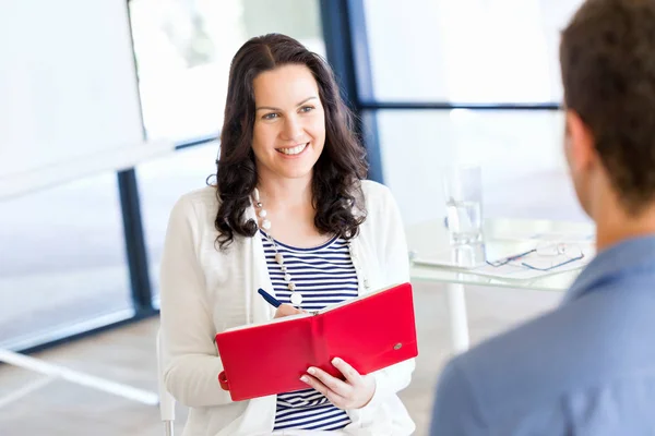 Mensen uit het bedrijfsleven op interview in kantoor — Stockfoto