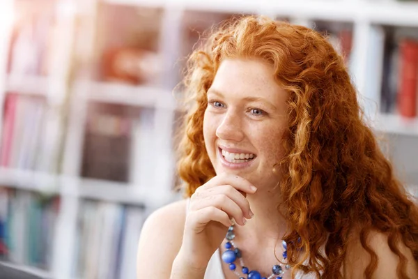 Junge Frau im Amt — Stockfoto