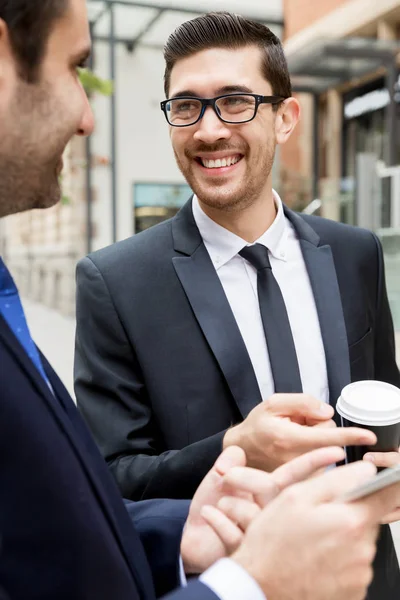 Açık havada konuşurken iki iş adamları