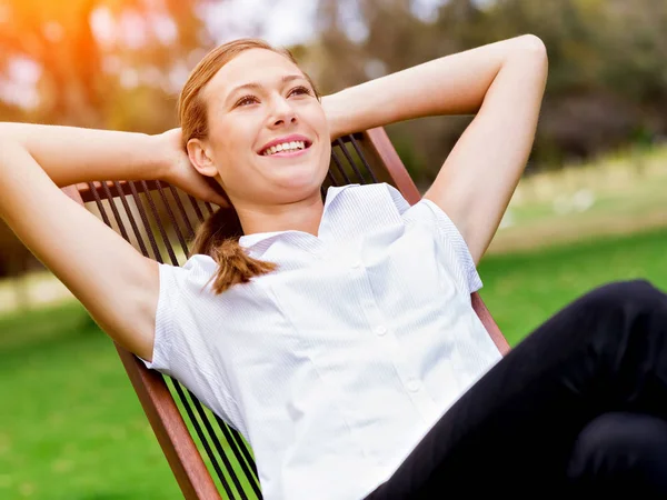 Mladá podnikatelka relaxační během její pauzy v parku — Stock fotografie