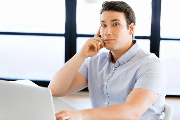 Beau homme d'affaires travaillant à l'ordinateur — Photo