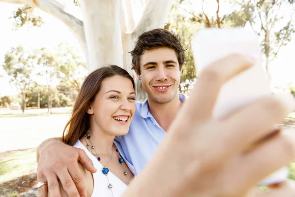 Parktaki genç çift.