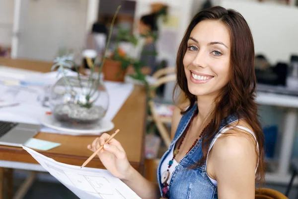 Junge Frau steht im kreativen Büro — Stockfoto