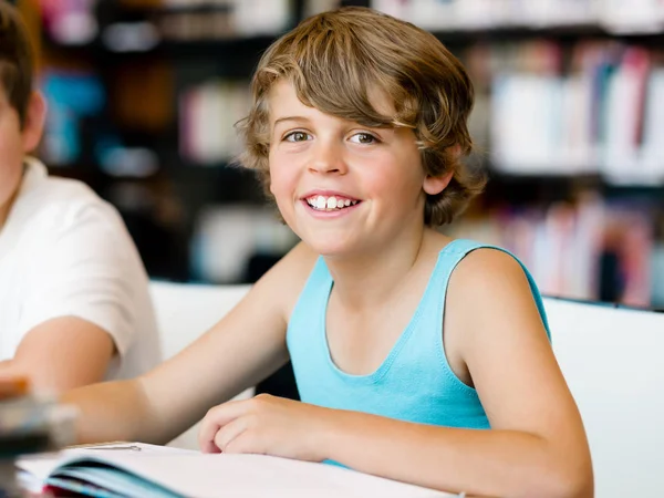 Due ragazzi in biblioteca — Foto Stock