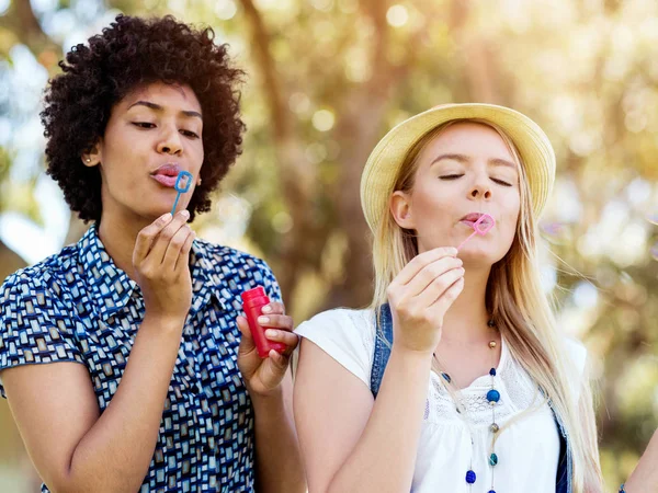 Dos amigas en el parque — Foto de Stock