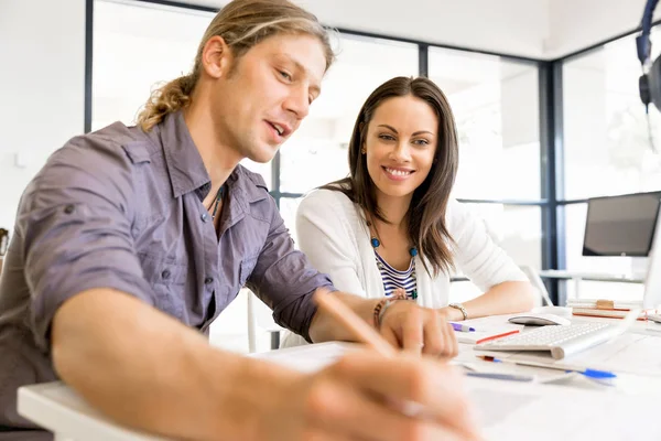 İki genç iş adamları Office görüntü