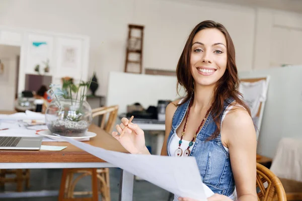 Mujer joven de pie en la oficina creativa —  Fotos de Stock