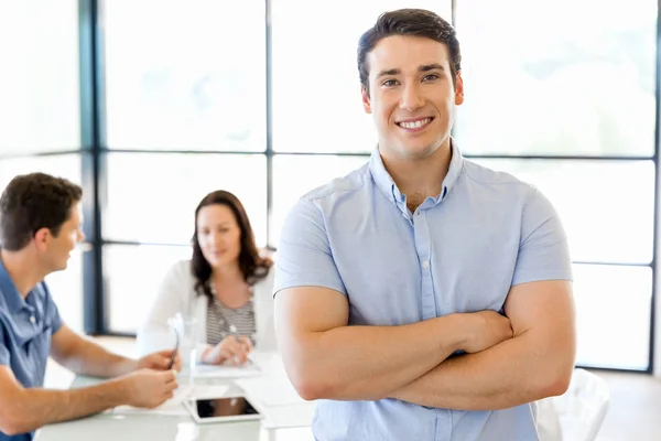 Hombre joven en informal en la oficina — Foto de Stock