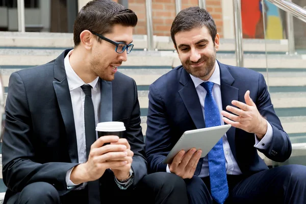 Açık havada konuşurken iki iş adamları