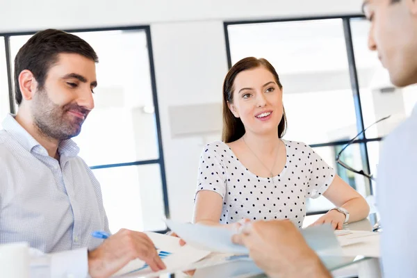 Grupp av glada unga företagare i ett möte — Stockfoto