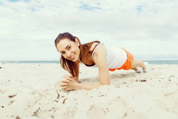 Jonge vrouw opleiding op strand buiten — Stockfoto