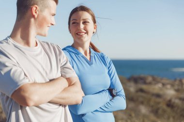 Kumsalda eşofman bulunan genç Çift