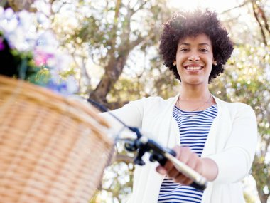 Bisiklet ile mutlu bir genç kadın