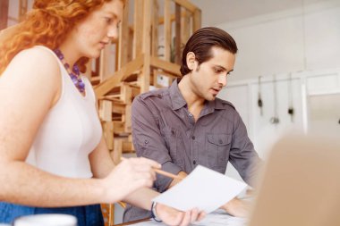 Ofisteki iki genç mimar