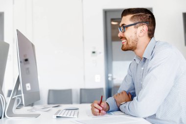 Masa başında oturan erkek ofis çalışanı