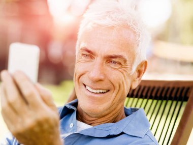 Lomature adam açık havada istimal hareket eden telefon