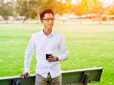 Adam bir parkta bir kahve molası