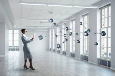 Bilim adamı kadın araştırma yapıyor. Karışık teknik