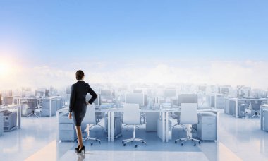 Boş ofiste iş kadını. Karışık teknik