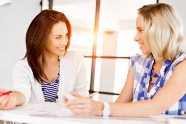 İki genç iş kadını ofiste görüntüsünü