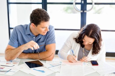 İki genç iş adamları Office görüntü