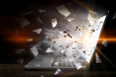 Masa üstünde parlayan laptop. Karışık teknik