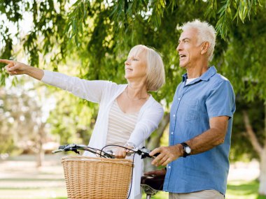 Yaşlı çift parkta dinleniyor.