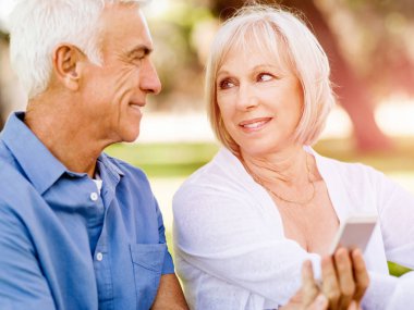 Smartphone vasıl kıdemli mutlu çift