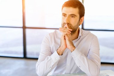 Ofisinde dalgın işadamı