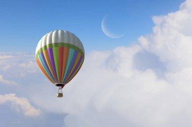 Aerostat gün gökyüzünde yüzen. Karışık teknik