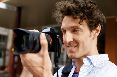 Erkek fotoğrafçı alarak resim