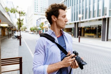 Erkek fotoğrafçı alarak resim