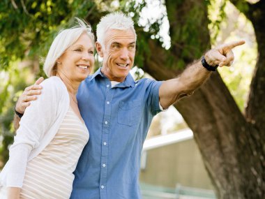 Yaşlı çift parkta dinleniyor.