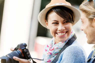 Gülümseyen çift kamera ile