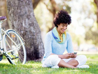 Sevimli genç kadın yaz Park ile hareket eden