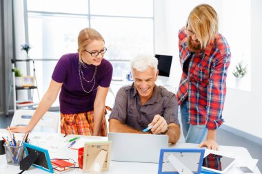 İş arkadaşları birlikte çalışma