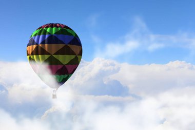 Aerostat gün gökyüzünde yüzen. Karışık teknik