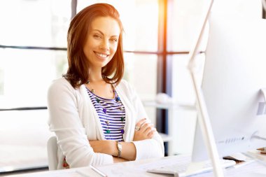 Mutlu girişimci veya serbest meslek sahibi bir ofis veya ev içinde