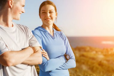 Kumsalda eşofman bulunan genç Çift