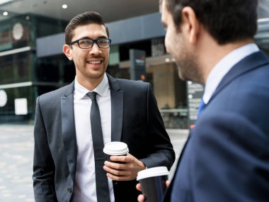 Açık havada konuşurken iki iş adamları