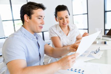 İki genç iş adamları Office görüntü