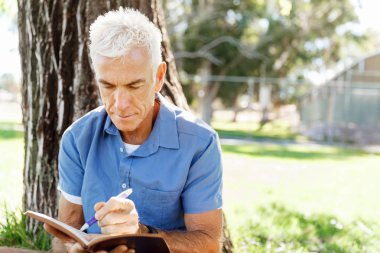 Komuta sizde daşu park kitap okurken