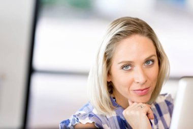 Mutlu girişimci veya serbest meslek sahibi bir ofis veya ev içinde