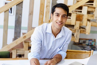 Genç adam mimar ofis