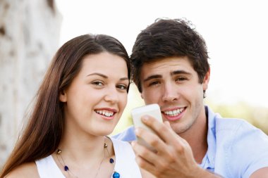 Parktaki genç çift.